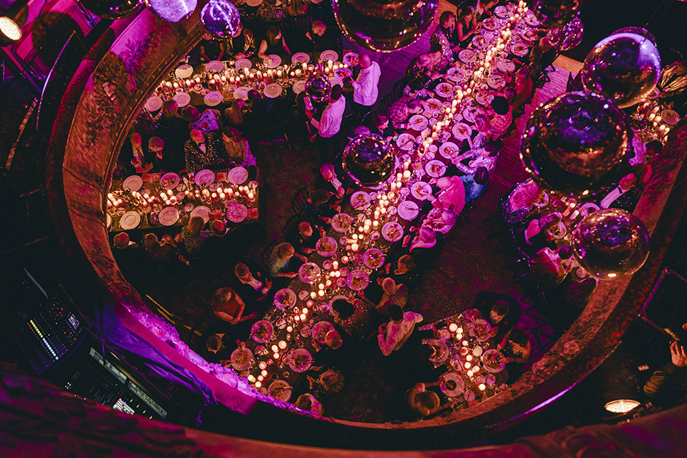 Vaudeville Anniversaire Disco stars balls Thème event dinner assis Top view